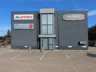 912109 Gezicht op de zijgevel van het bij de grote brand van 6 september gespaard gebleven deel van het ...